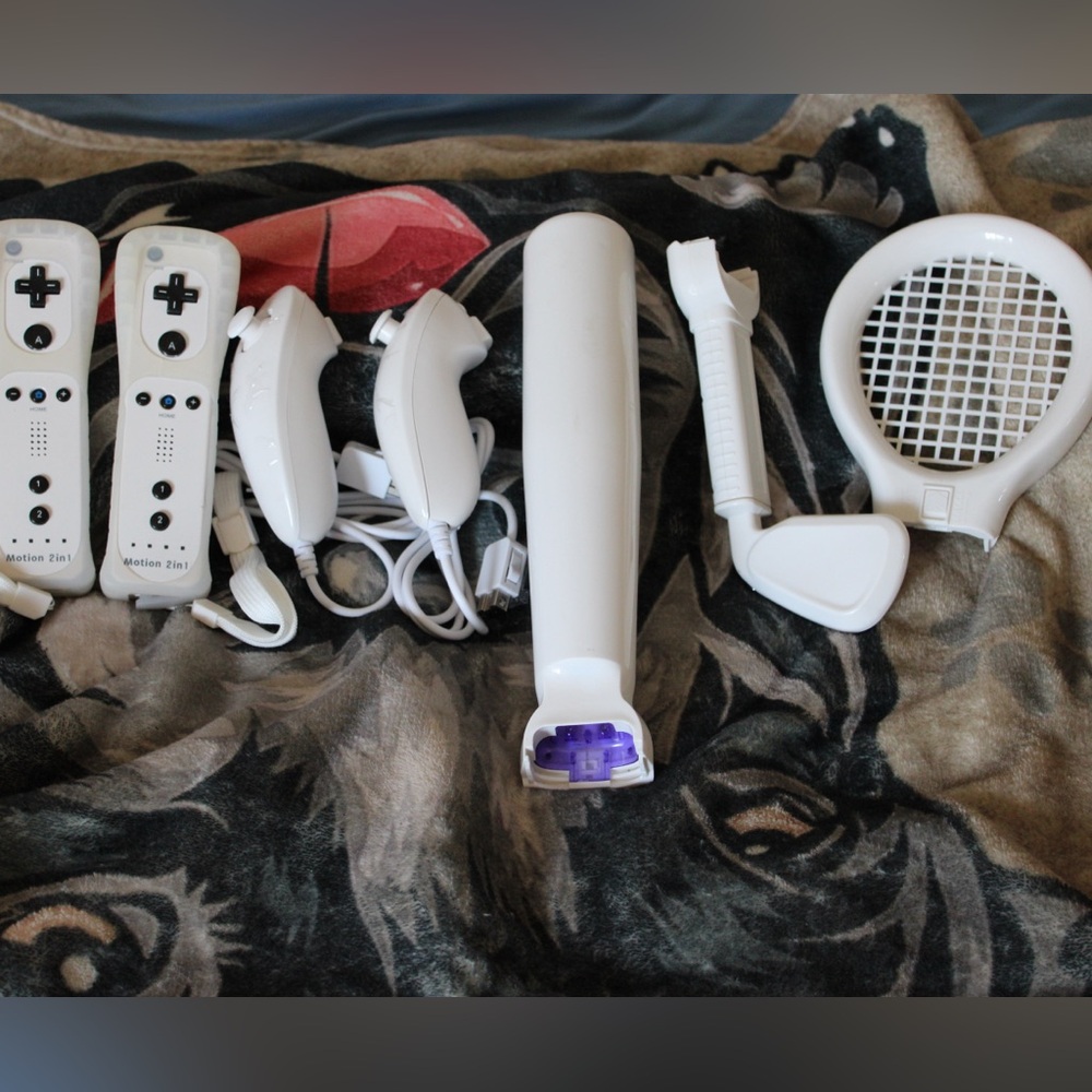 Nintendo White Wii Controllers and Accessories Set